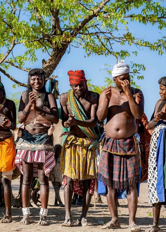 Hakaona men and woman, gossiping, Angolan tribe of the Hakaona, near Opuwo, Kunene, Namibia, Africa