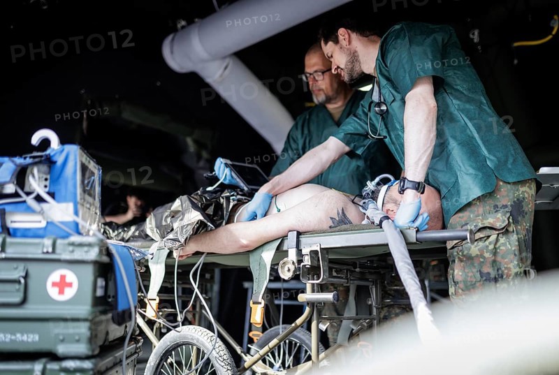 Doctors and paramedics from the Bundeswehr medical service simulate the care of the wounded under operational conditions. Taken as part of the NATO large-scale manoeuvre Steadfast Defender and the German part of the exercise, Quadriga 2024, in Pabrade, 29.05.2024