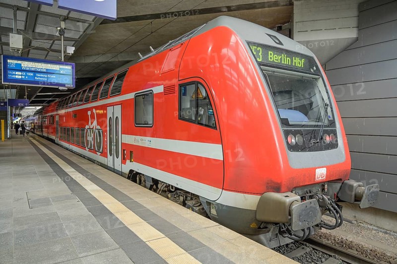 Suedkreuz station, Regional Express RE3, platform, Schoeneberg, Tempelhof-Schoeneberg, Berlin, Germany, Europe