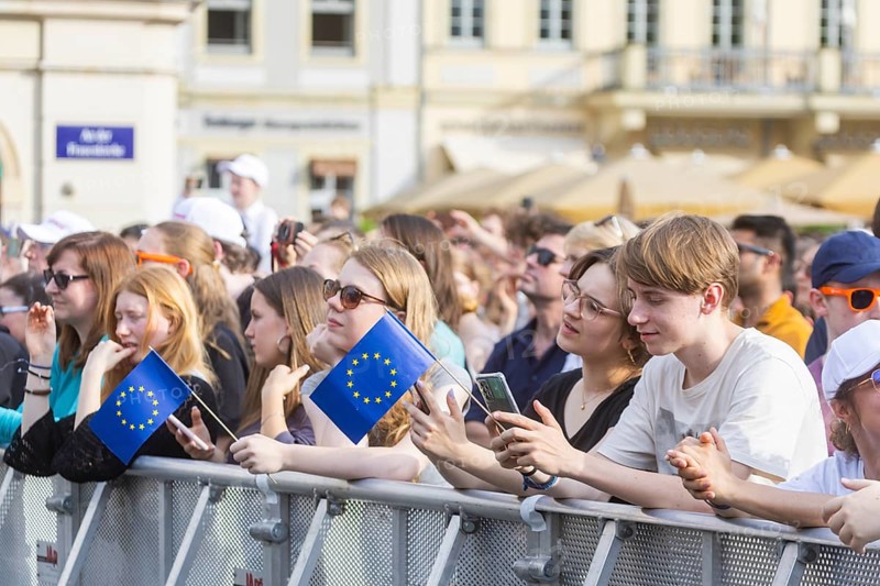 French President Emmanuel Macron visits the Federal Republic of Germany at the invitation of Federal President Frank-Walter Steinmeier and stops off in Dresden. Here he attends the Fete de l'Europe and gives his speech on Europe. The audience expressed their opinions in various ways, Dresden, Saxony, Germany, Europe