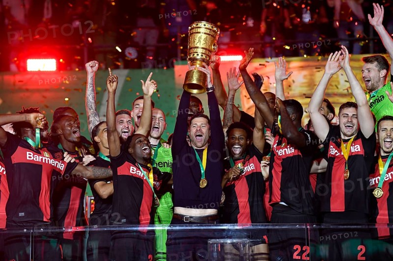 Cheering, joy, winner's celebration, honour, award ceremony of the cup winner Bayer 04 Leverkusen, coach Xabi Alonso Bayer 04 Leverkusen presents the cup, 81st DFB Cup Final 2024, Olympiastadion Berlin, Germany, Europe