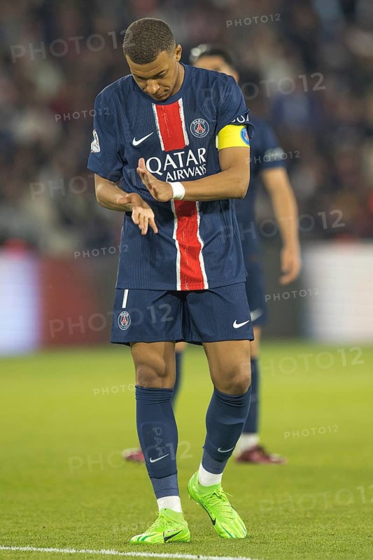 Football match, captain Kylian MBAPPE' Paris St Germain claps his hands with his head bowed, Parc des Princes football stadium, Paris, France, Europe