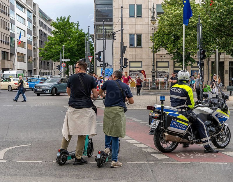 State visit to the Hotel Adlon, police cordon at the intersection of Unter den Linden and Wilhelmstrasse, Berlin, Germany, Europe