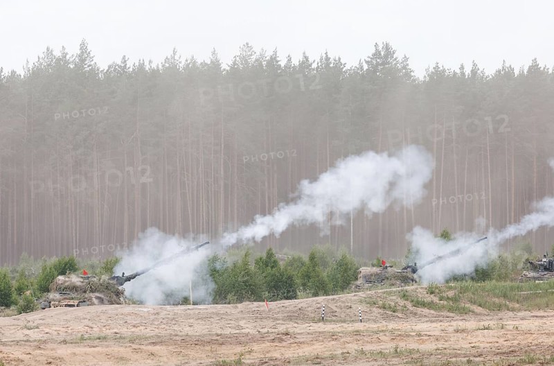 2000 self-propelled howitzers fire in a simulated combat situation during the NATO Steadfast Defender large-scale manoeuvre and the German part of the exercise, Quadriga 2024, in Pabrade, 29.05.2024