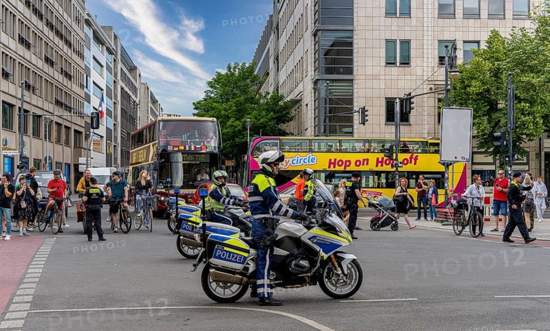 State visit to the Hotel Adlon, police cordon at the intersection of Unter den Linden and Wilhelmstrasse, Berlin, Germany, Europe