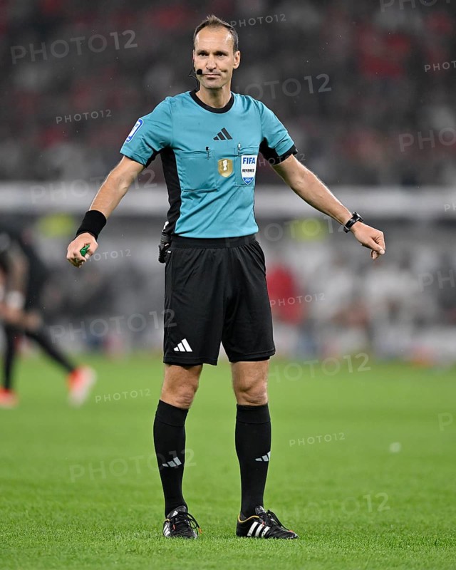 Referee Bastian Dankert, gesture, gesture, 81st DFB Cup Final 2024, Olympiastadion Berlin, Germany, Europe