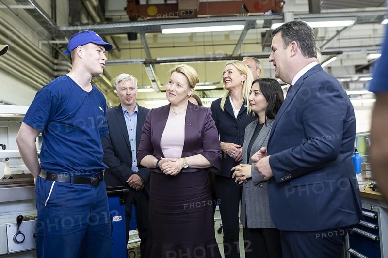 Hubertus Heil (SPD), Federal Minister of Labour and Social Affairs, Franziska Giffey (SPD), Senator for Economic Affairs of Berlin, Reem Alabali-Radovan, Member of the German Bundestag (SPD), in conversation with a trainee, recorded during a visit to the Berliner Wasserbetriebe training centre in Berlin, 29 May 2024