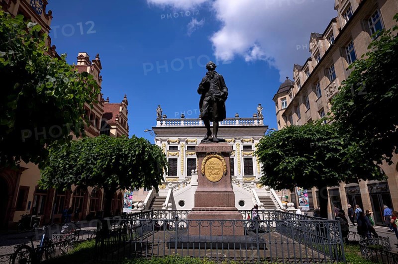 Statue, Monument to Johann Wolfgang von Goethe, Goethe monument, in front of the old stock exchange, Naschmarkt, Leipzig, Saxony, Germany, Europe