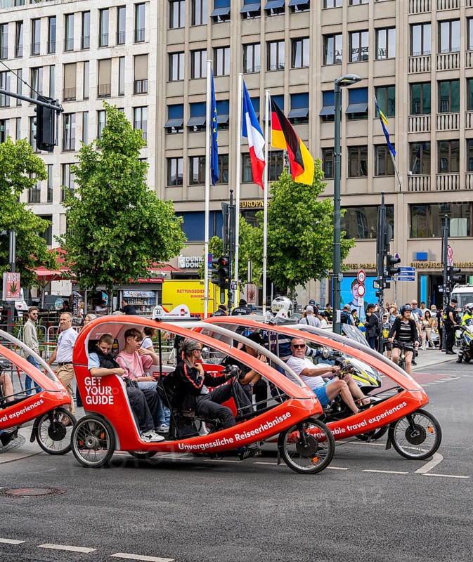 State visit to the Hotel Adlon, police cordon at the intersection of Unter den Linden and Wilhelmstrasse, Berlin, Germany, Europe