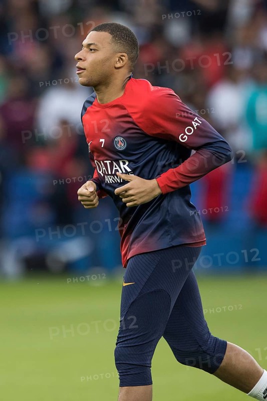 Football match, captain Kylian MBAPPE' Paris St Germain concentrates during the pre-match warm-up, Parc des Princes football stadium, Paris, France, Europe