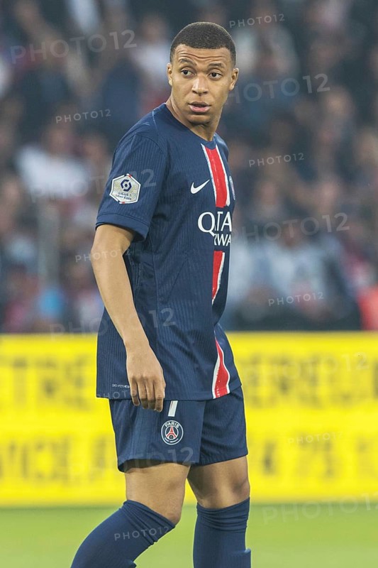Football match, captain Kylian MBAPPE' Paris St. Germain concentrated in waiting, Parc des Princes football stadium, Paris, France, Europe