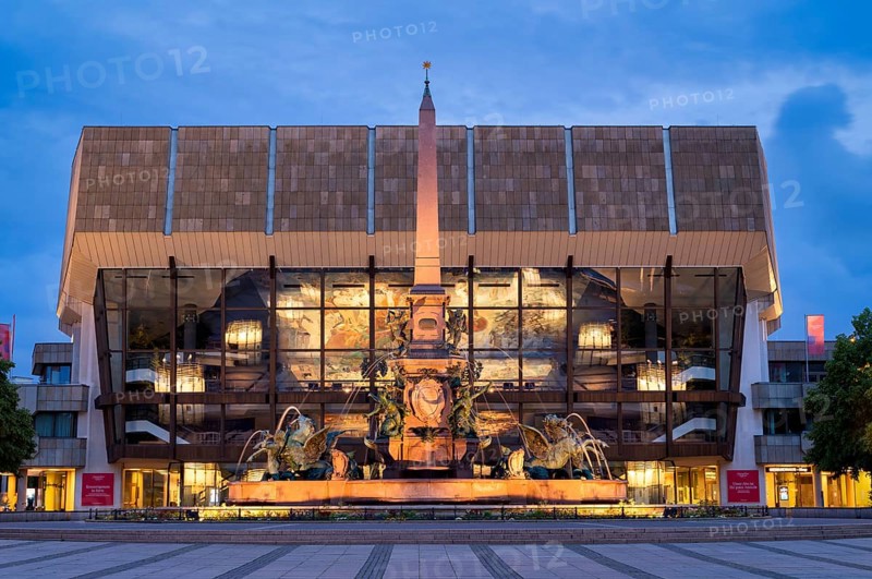 Gewandhaus, Konzerthaus, Mendebrunnen, Augustusplatz, evening mood, blue hour, Leipzig, Saxony, Germany, Europe