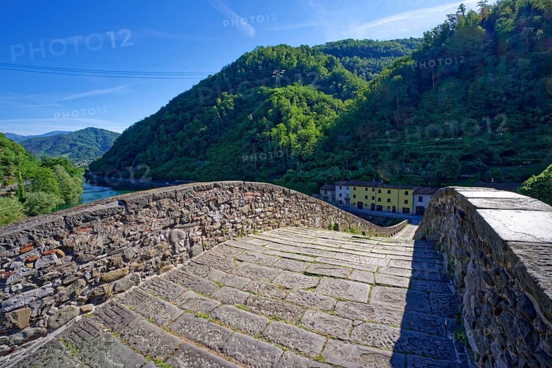 The historic Ponte della Maddalena bridge over the River Serchio in Garfagnana, Borgo a Mozzano, Lucca, Tuscany, Italy, Southern Europe, Europe