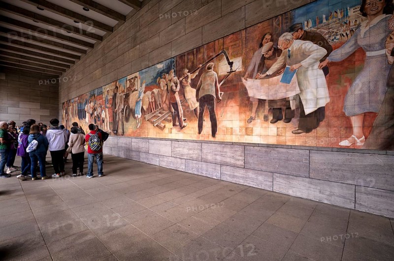 Tour group, tourist group, tourists on a guided city tour, mural Aufbau der Republik made of Meissen porcelain tiles by Max Lingner at the Federal Ministry of Finance, Ministry of Finance, formerly the Reich Aviation Ministry, Berlin, Germany, Europe