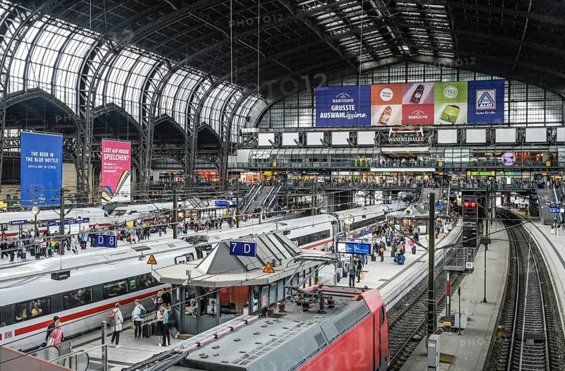 Train, ICE, passengers, platform, station concourse, main station, Hamburg, Germany, Europe