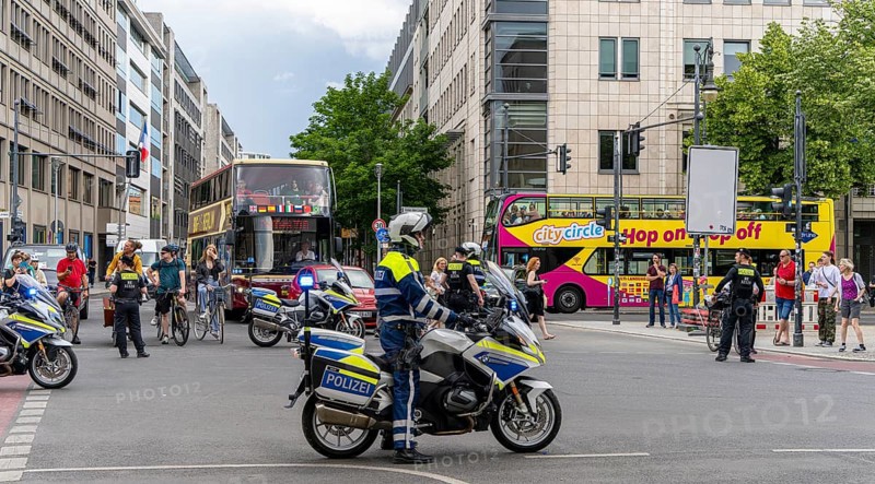 State visit to the Hotel Adlon, police cordon at the intersection of Unter den Linden and Wilhelmstrasse, Berlin, Germany, Europe