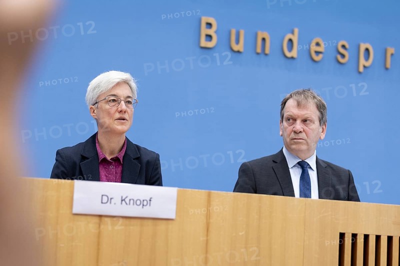 Prof. Dr Hans-Martin Henning, Chairman of the Expert Council for Climate Issues (ERK) and Dr Brigitte Knopf, Deputy Chairwoman of the Expert Council for Climate Issues, recorded at the press conference on the special report on the review of greenhouse gas projection data 2024 at the Federal Press Conference in Berlin, 3 June 2024
