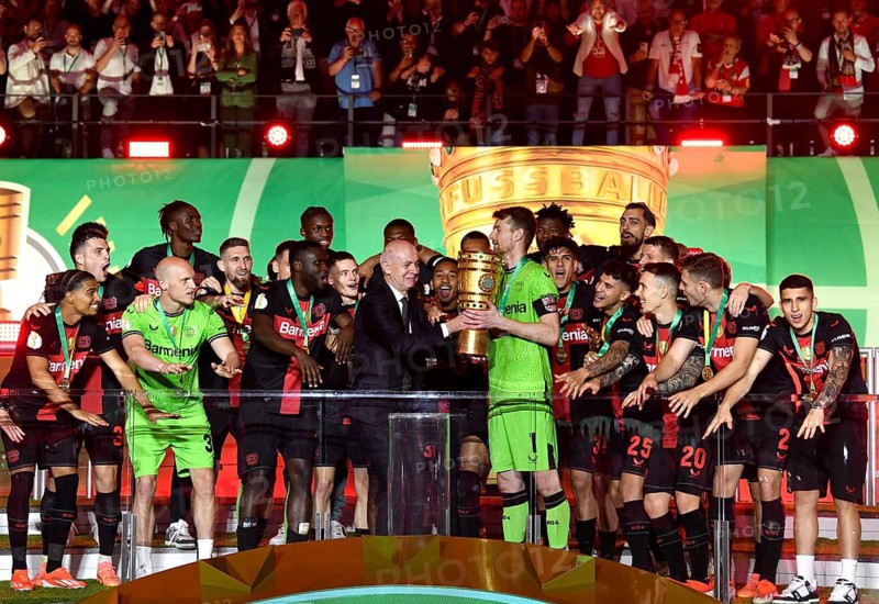 Cheers, joy, victory celebration, honours, award ceremony of the cup winner Bayer 04 Leverkusen, President Bernd Neuendorf GER presents the cup to goalkeeper Lukas Hradecky Bayer 04 Leverkusen (01) 81st DFB Cup Final 2024, Olympiastadion Berlin, Germany, Europe