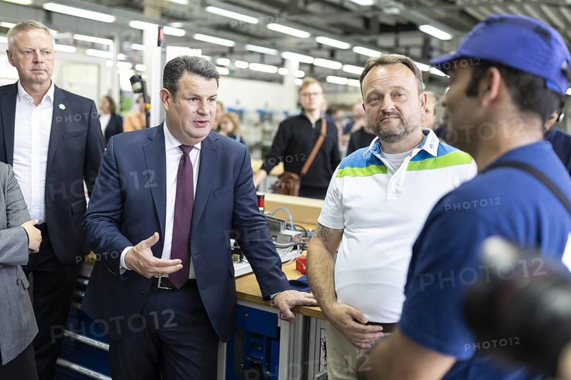 Hubertus Heil (SPD), Federal Minister of Labour and Social Affairs, in conversation with a trainee with a history of migration, recorded during a visit to the Berliner Wasserbetriebe training centre in Berlin, 29.05.2024