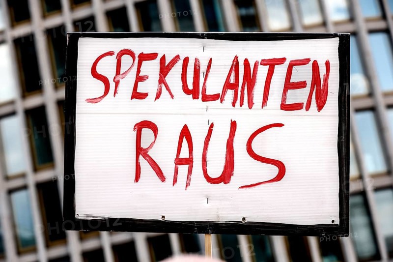 Sign with the inscription Speculators out. Demo under the motto The rent is too high. Around 150 tenants' initiatives, housing associations and organisations have called for the demo, Berlin, 01.06.2024., Berlin, Berlin, Germany, Europe