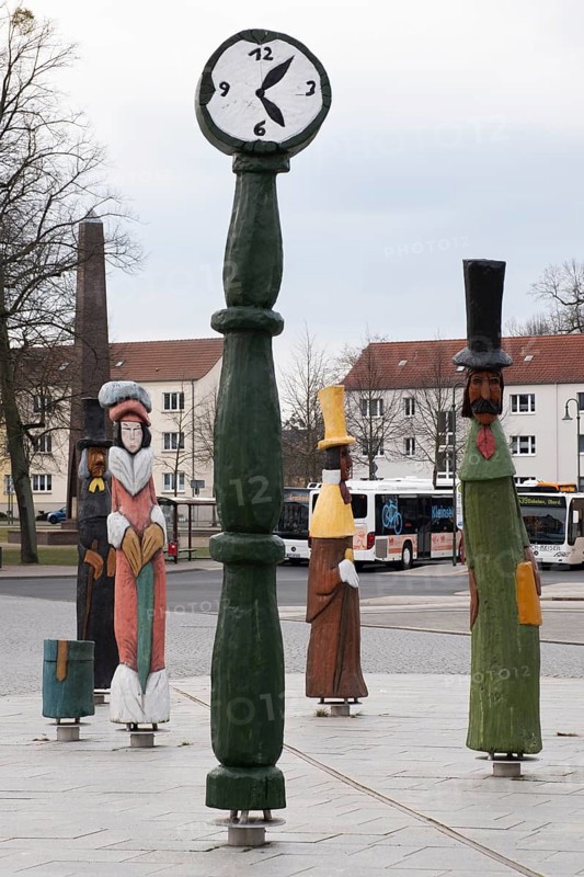 Travellers from another time, wooden sculptures on the station forecourt, Neustrelitz, Mecklenburg-Vorpommern, Germany, Europe