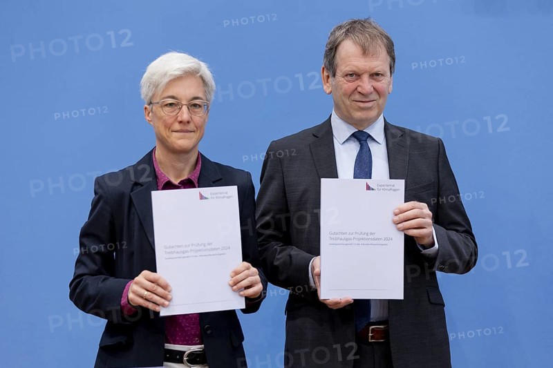 Prof. Dr Hans-Martin Henning, Chairman of the Expert Council for Climate Issues (ERK) and Dr Brigitte Knopf, Deputy Chairwoman of the Expert Council for Climate Issues, recorded at the press conference on the special report on the review of greenhouse gas projection data 2024 at the Federal Press Conference in Berlin, 3 June 2024