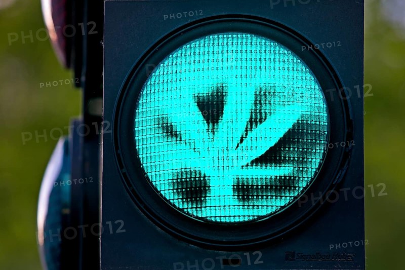 Green traffic light with a hemp leaf, legalisation, cannabis law, symbolic photo, Dortmund, Ruhr area, North Rhine-Westphalia, Germany, Europe