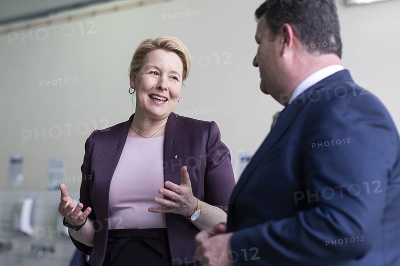 Franziska Giffey (SPD), Berlin Senator for Economics, in conversation with Hubertus Heil (SPD), Federal Minister of Labour and Social Affairs, during a visit to the Berliner Wasserbetriebe training centre in Berlin, 29.05.2024