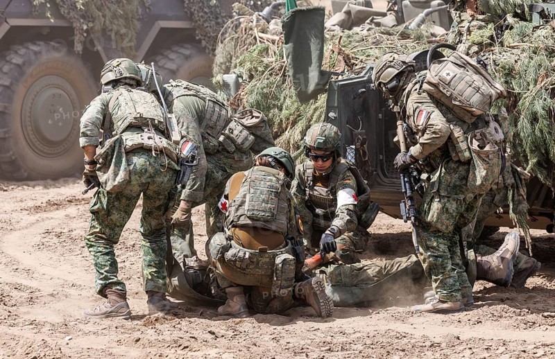 German and Dutch soldiers care for a simulated injured comrade as part of the NATO large-scale manoeuvre Steadfast Defender and the German part of the exercise, Quadriga 2024, in Pabrade, 29.05.2024