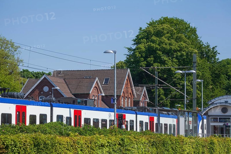 Local train at the railway station, Bad Zwischenahn, Lower Saxony, Germany, Europe