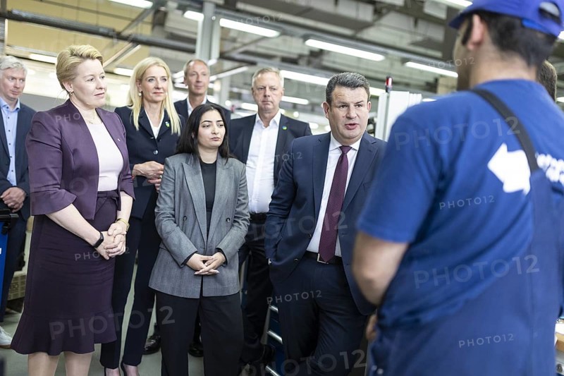 Hubertus Heil (SPD), Federal Minister of Labour and Social Affairs, Franziska Giffey (SPD), Berlin Senator for Economic Affairs, Reem Alabali-Radovan, Member of the German Bundestag (SPD), in conversation with a trainee with a history of migration, recorded during a visit to the Berliner Wasserbetriebe training centre in Berlin, 29.05.2024