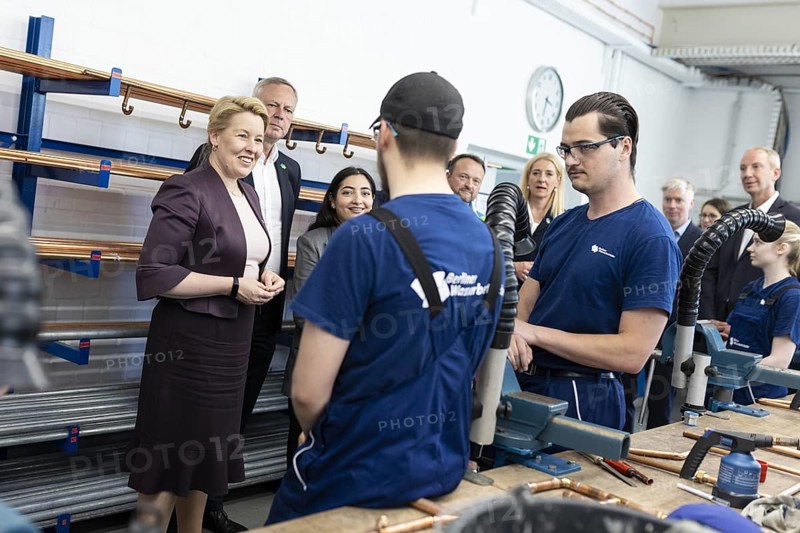 Reem Alabali-Radovan, Member of the German Bundestag (SPD), Franziska Giffey (SPD), Senator for Economic Affairs of Berlin, Frank Bruckmann (CFO of Berliner Wasserbetriebe), Christoph Donner (CEO of Berliner Wasserbetriebe), Kerstin Oster (Chief Human Resources Officer of Berliner Wasserbetriebe), talk to a trainee, recorded during a visit to the Berliner Wasserbetriebe training centre in Berlin, 29 May 2024