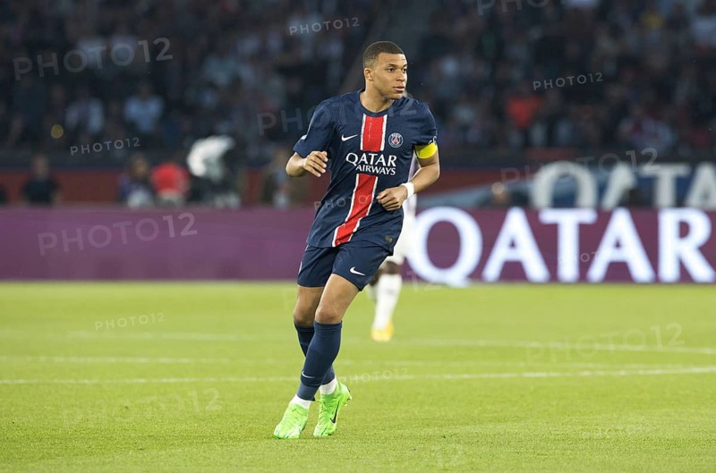 Football match, captain Kylian MBAPPE' Paris St. Germain concentrating looking to the right, Parc des Princes football stadium, Paris, France, Europe