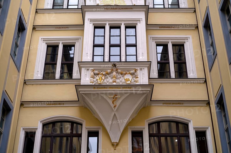 Snake and coat of arms on a bay window, historic building complex Hotel Barthels Hof, shopping arcade, shopping centre, shopping mall, shopping arcade, Leipzig, Saxony, Germany, Europe