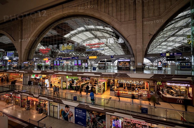 Promenades, shops, retail, station building, logo, passers-by, travellers, main station, terminus station, Leipzig, Saxony, Germany, Europe
