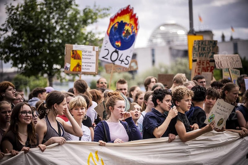 Berlin, 31.05.2024. Climate strike by Fridays For Future with over 13, 000 mostly young people in Berlin, a demonstration for the upcoming EU elections