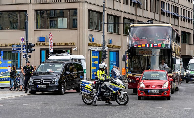 State visit to the Hotel Adlon, police cordon at the intersection of Unter den Linden and Wilhelmstrasse, Berlin, Germany, Europe