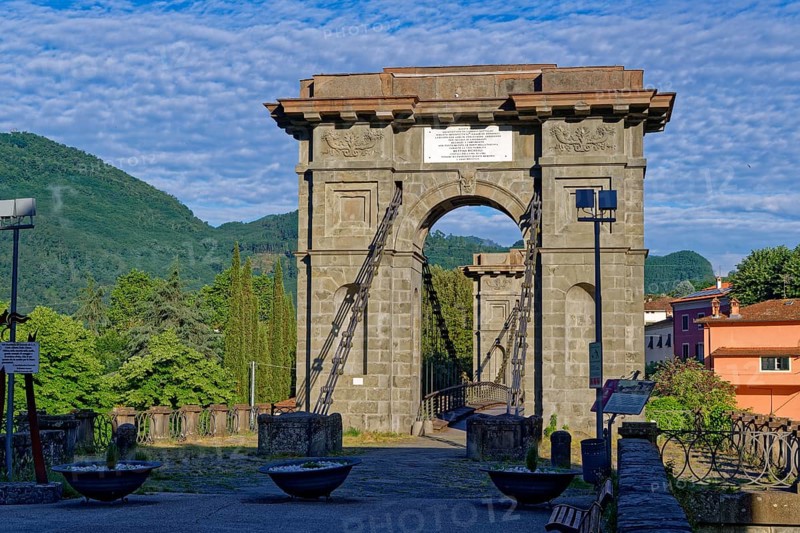 The historic Ponte delle Catene bridge over the River Lima in Bagni di Lucca in the district of Formoli, Bagni di Lucca, Tuscany, Italy, Southern Europe, Europe