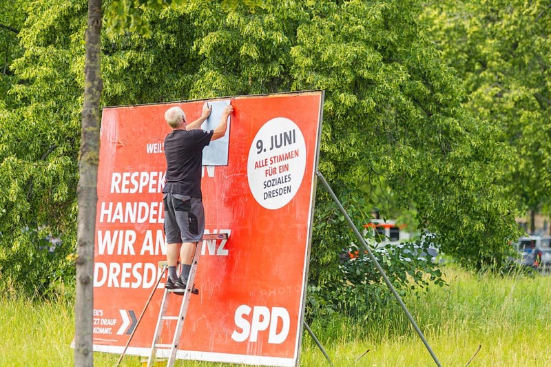 A poster artist renews a large SPD campaign poster for the elections on 8 June 2024, in the city centre of Dresden, Dresden, Saxony, Germany, Europe