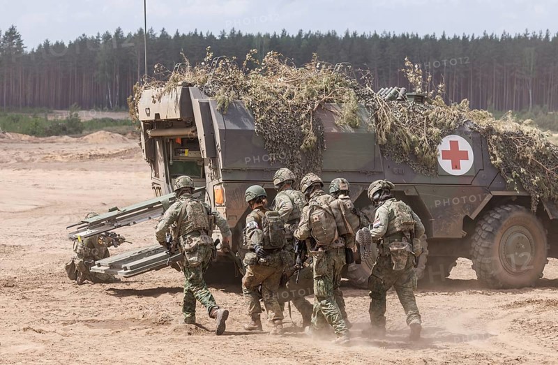 German and Dutch soldiers evacuate a simulated injured comrade as part of the NATO large-scale manoeuvre Steadfast Defender and the German part of the exercise, Quadriga 2024, in Pabrade, 29.05.2024