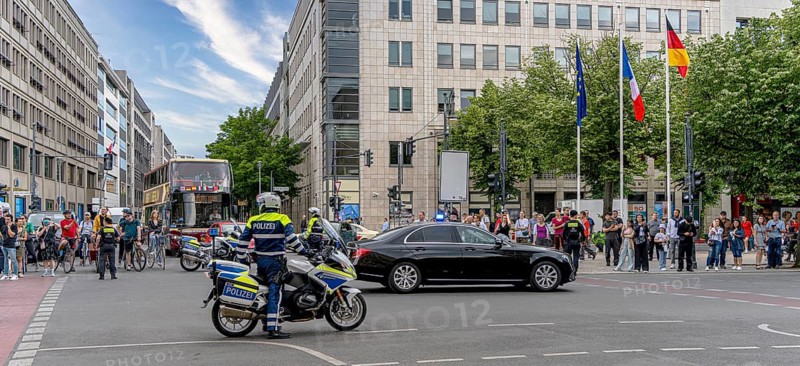 State visit to the Hotel Adlon, police cordon at the intersection of Unter den Linden and Wilhelmstrasse, Berlin, Germany, Europe