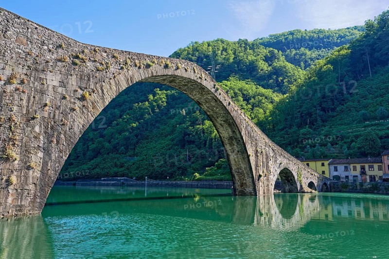 The historic Ponte della Maddalena bridge over the River Serchio in Garfagnana, Borgo a Mozzano, Lucca, Tuscany, Italy, Southern Europe, Europe