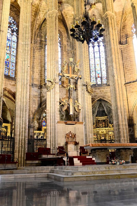 Interior, La Catedral de la Santa Creu i Santa Eulalia, Barri Gotic, Barcelona, Catalonia, Spain, Europe, A calm and majestic altar area in a historic cathedral with Gothic architecture, Europe