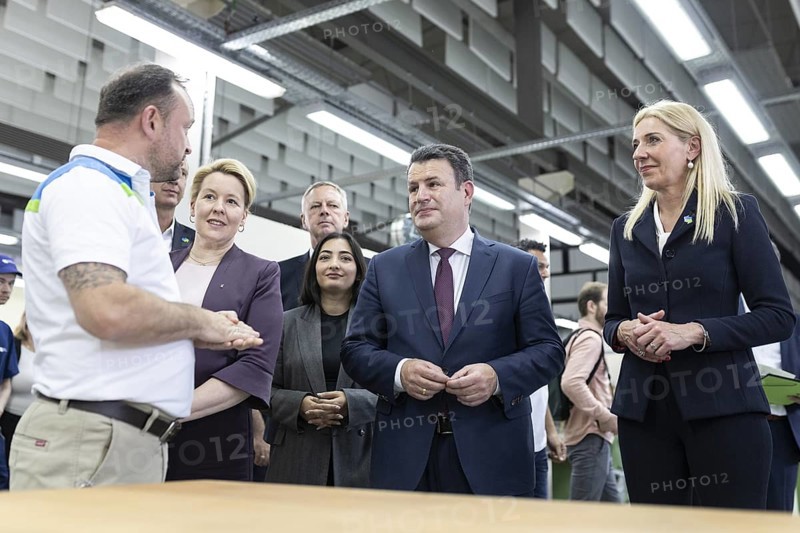 Hubertus Heil (SPD), Federal Minister of Labour and Social Affairs, Franziska Giffey (SPD), Senator for Economic Affairs of Berlin, Reem Alabali-Radovan, Member of the German Bundestag (SPD), Kerstin Oster (Board Member for Human Resources at Berliner Wasserbetriebe), in conversation with a trainee, recorded during a visit to the Berliner Wasserbetriebe training centre in Berlin, 29/05/2024