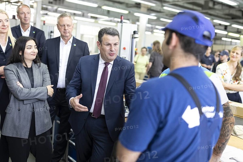 Hubertus Heil (SPD), Federal Minister of Labour and Social Affairs, Reem Alabali-Radovan, Member of the German Bundestag (SPD), in conversation with a trainee with a history of migration, recorded during a visit to the Berliner Wasserbetriebe training centre in Berlin, 29.05.2024