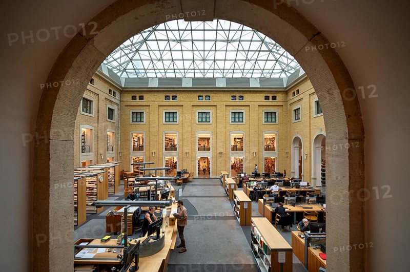 Interior view of reading room, students, students, Bibliotheca Albertina, University Library, University Alma Mater Lipsiensis, Leipzig, Saxony, Germany, Europe