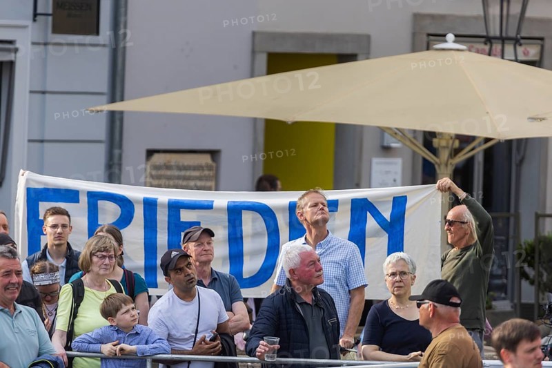 French President Emmanuel Macron visits the Federal Republic of Germany at the invitation of Federal President Frank-Walter Steinmeier and stops off in Dresden. Here he attends the Fete de l'Europe and gives his speech on Europe. The audience expressed their opinions in various ways, Dresden, Saxony, Germany, Europe