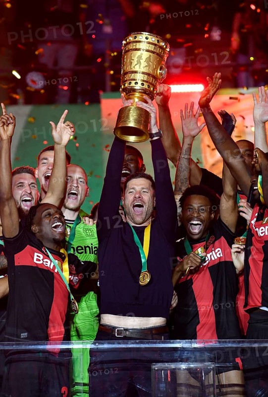 Cheering, joy, winner's celebration, honour, award ceremony of the cup winner Bayer 04 Leverkusen, coach Xabi Alonso Bayer 04 Leverkusen presents the cup, 81st DFB Cup Final 2024, Olympiastadion Berlin, Germany, Europe