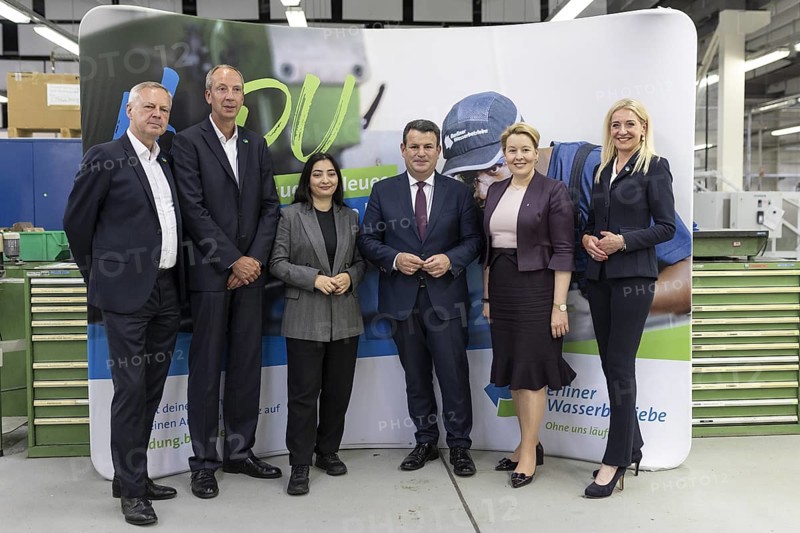 Group photo taken during a visit to the Berliner Wasserbetriebe training centre in Berlin, from left to right: Frank Bruckmann (CFO of Berliner Wasserbetriebe), Christoph Donner (CEO of Berliner Wasserbetriebe), Reem Alabali-Radovan, Member of the German Bundestag (SPD), Hubertus Heil (SPD), Federal Minister of Labour and Social Affairs, Franziska Giffey (SPD), Senator for Economics of Berlin, Kerstin Oster (Chief Human Resources Officer of Berliner Wasserbetriebe) in Berlin on 29.05.2024