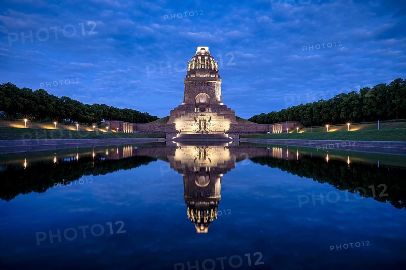 Monument to the Battle of the Nations, illuminated, evening mood, reflection in the lake, blue hour, Leipzig, Saxony, Germany, Europe